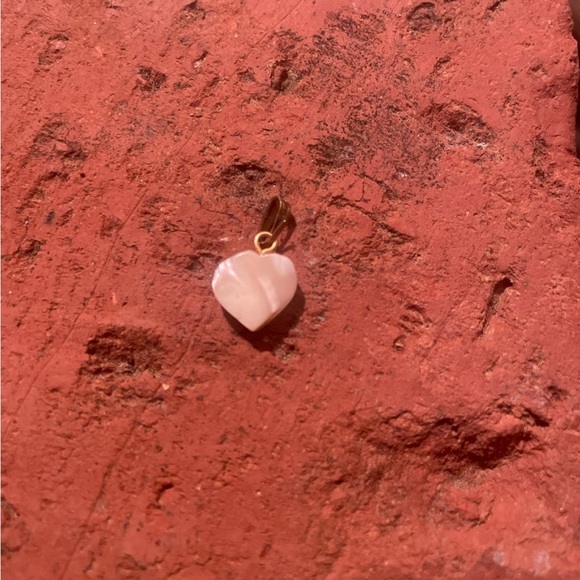 Heart shaped pendant carved from stone rose quartz - Picture 3 of 4